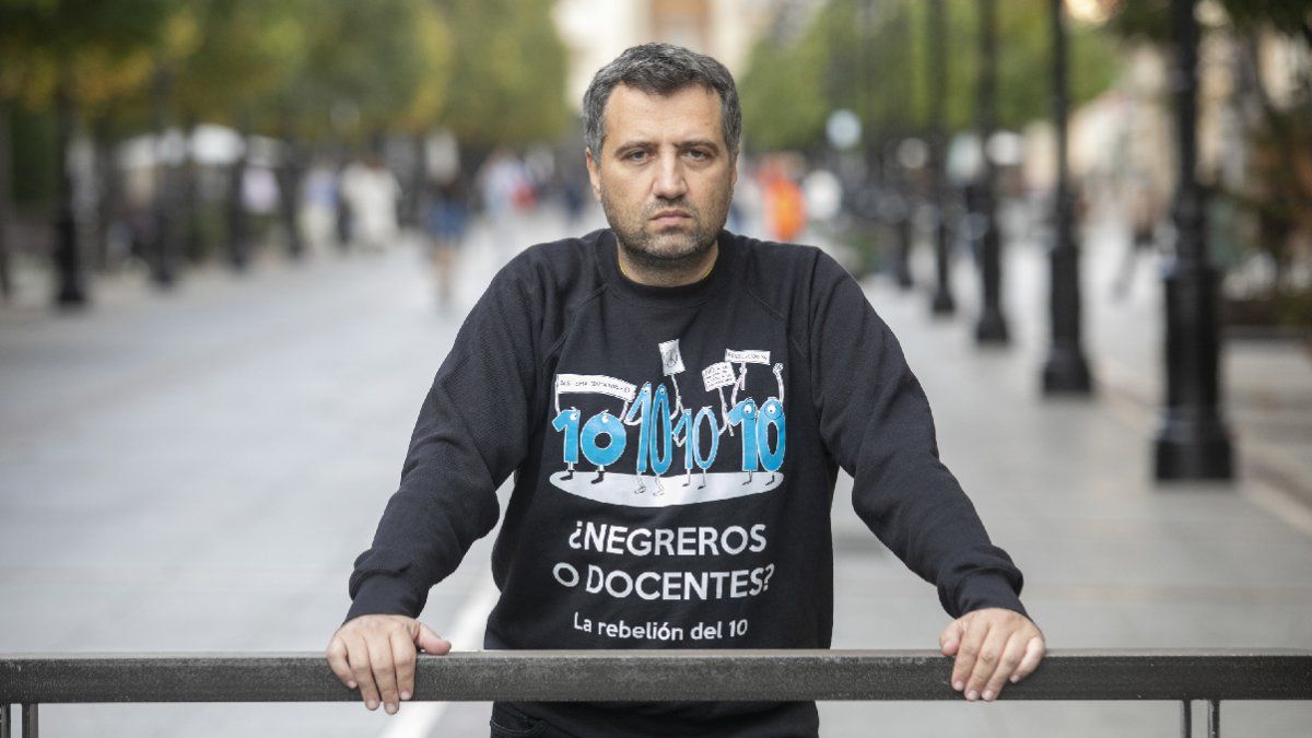 Suspenden a un profesor por ponerle 10 a todos sus alumnos: La nota es un freno para el aprendizaje, asegura.