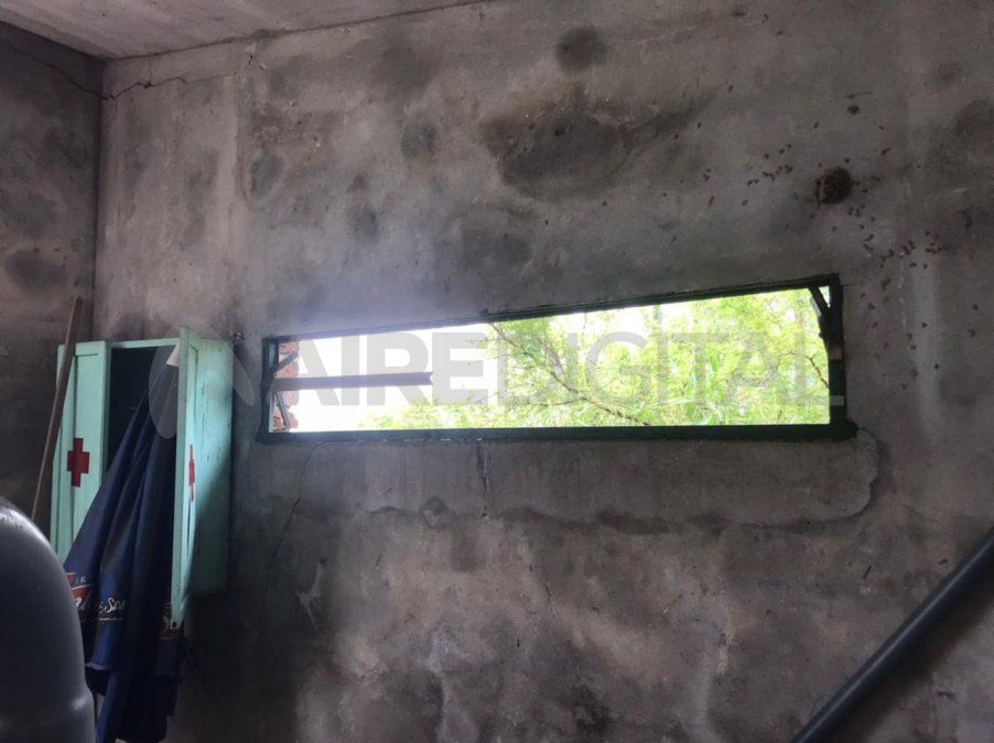 El ventiluz por donde ingresaron a robar los malvivientes, es la tercera vez que ingresan a la casilla del club Velocidad y Resistencia.
