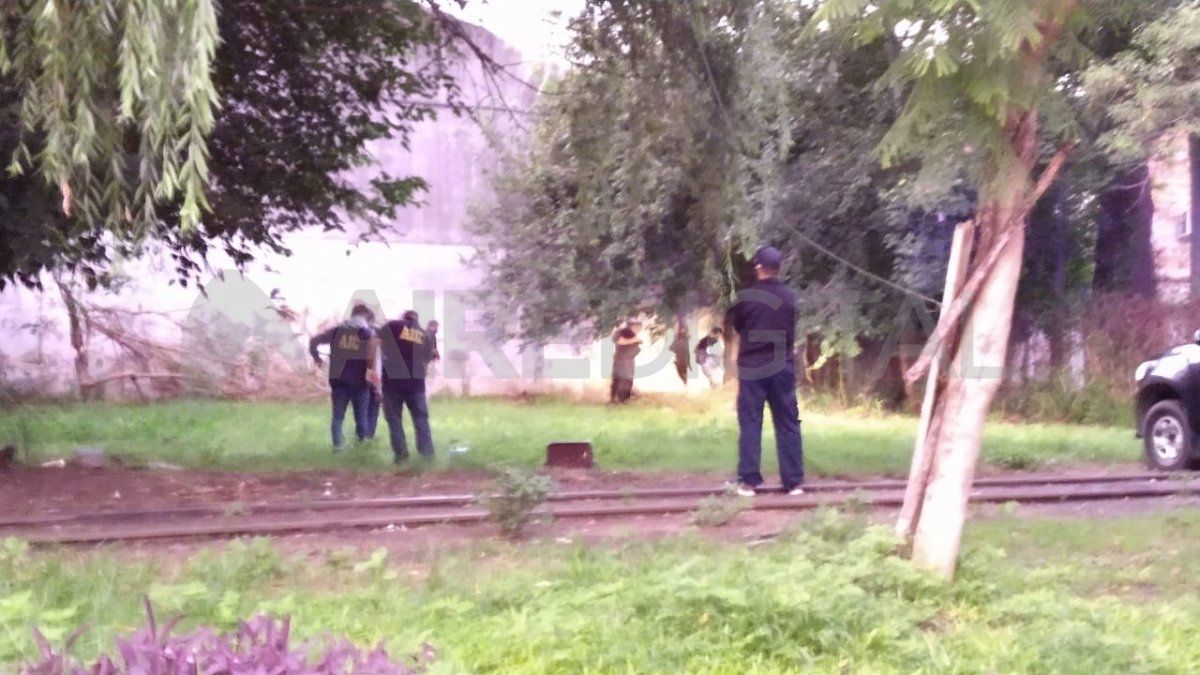 El cuerpo fue hallado en un baldío pegado a las vías del tren en Pasaje Irala al 3000.&nbsp;