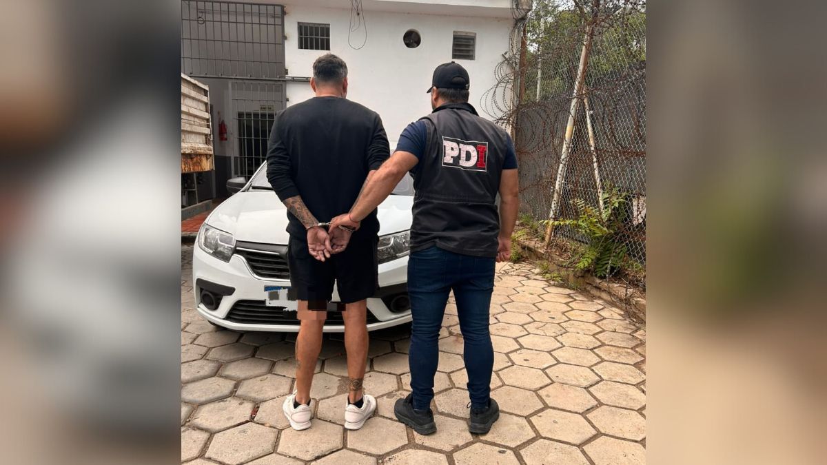 Fue detenido en el aeropuerto de Córdoba con una alerta de captura vigente por delitos sexuales.&nbsp;