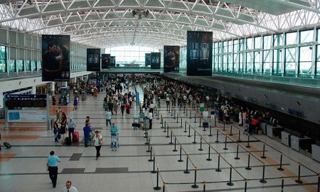En todos los aeropuertos está cerrado el ingreso de extranjeros al país. En todos los aeropuertos está cerrado el ingreso de extranjeros al país.