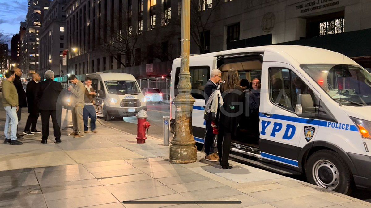 Ana Evans, viuda de Hernan Mendoza y Ariel Benvenutto retirándose de la primera audiencia por la condena al uzbeko.