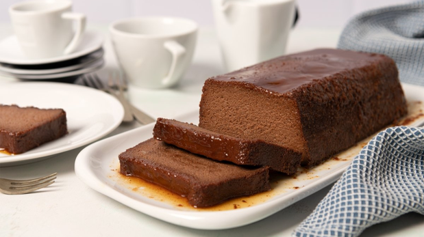 No tires el pan duro, prepara este budín de pan con chocolate que queda húmedo, cremoso y delicioso.