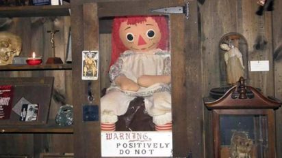 Ni es de porcelana ni tiene grietas: la verdadera Annabelle es un juguete de trapo con un pasado oscuro