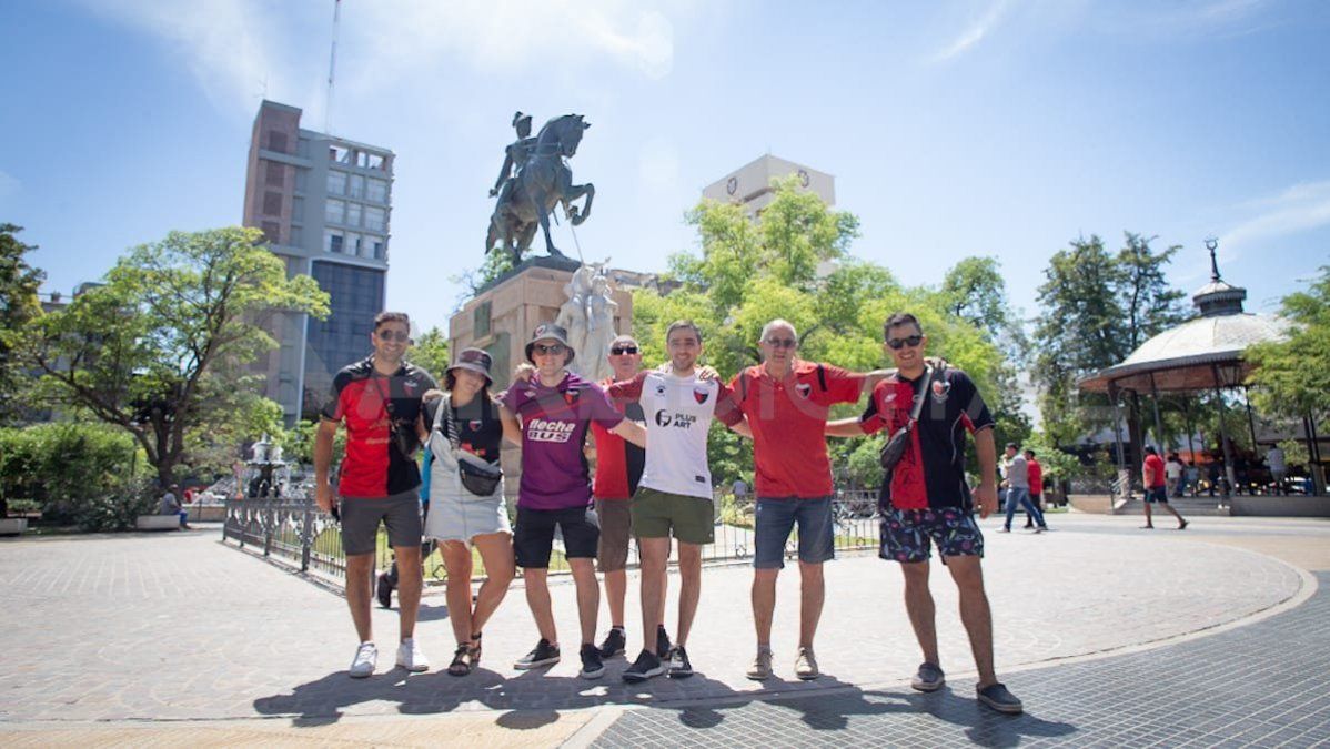 Los santafesinos pintaron el paisaje de Santiago del Estero de roji y negro.