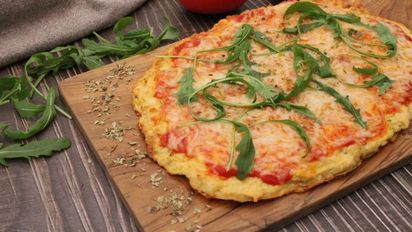Pizza con base de pollo y queso: la receta viral sin harina que aporta proteínas extra