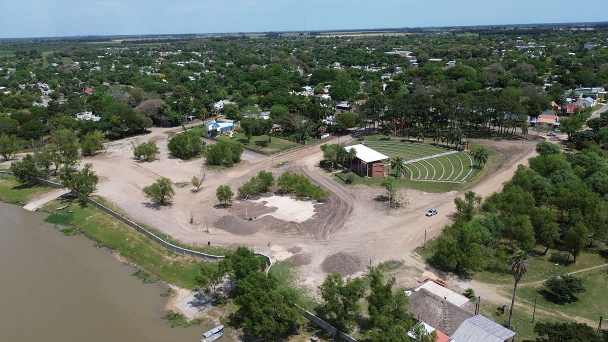 La Municipalidad de Romang ejecuta los trabajos finales de la segunda etapa que incluye cordones cuneta, desagües pluviales, relleno y refulado de suelo para la recuperación de tres hectáreas que eran inundables.