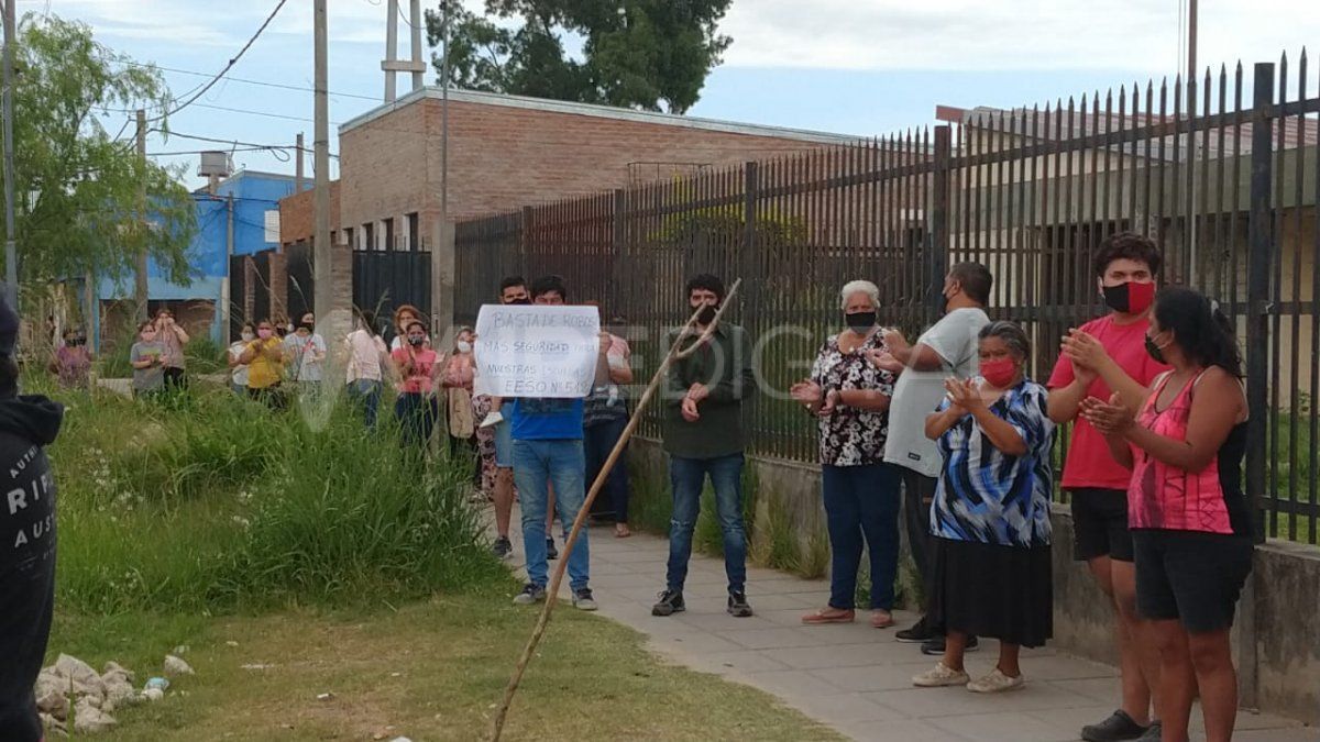 Un significativo grupo de personas se reunieron con barbijos y carteles para sumar reclamos: iluminación, reparación de la calzada, patrullajes