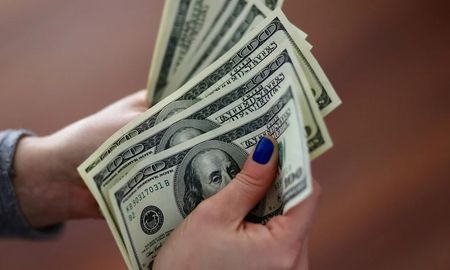 Poco menos de 1 millón de personas compraron billetes verdes el mes pasado, por un total de 182 millones. Poco menos de 1 millón de personas compraron billetes verdes el mes pasado, por un total de 182 millones.