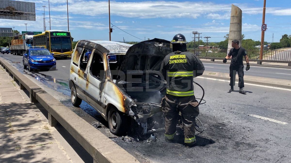 El hecho se registró este jueves al mediodía, los bomberos llegaron al lugar del siniestro para aplacar las llamas. El hecho se registró este jueves al mediodía, los bomberos llegaron al lugar del siniestro para aplacar las llamas.