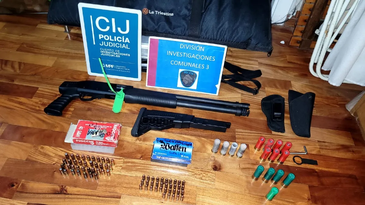 Encontraron un arsenal de armas que guardaba el hombre de 47 años en su departamento. En el domicilio había municiones letales