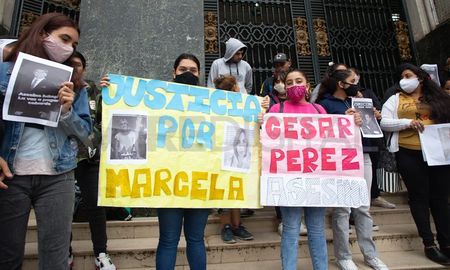 Mientras se desarrollaba la audiencia, allegados a Marcela reclamaban justicia en la puerta de tribunales Mientras se desarrollaba la audiencia, allegados a Marcela reclamaban justicia en la puerta de tribunales