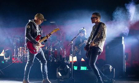 Los Fundamentalistas del Aire Acondicionado presentaron Mi genio amor, un registro audiovisual de una canción que fue parte de los shows en el Estadio Único de La Plata del 2021. Los Fundamentalistas del Aire Acondicionado presentaron Mi genio amor, un registro audiovisual de una canción que fue parte de los shows en el Estadio Único de La Plata del 2021.