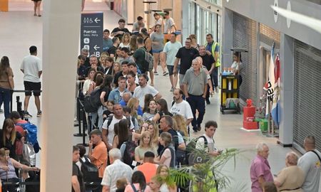 Más de 71 mil pasajeros utilizaron la terminal provincial para conectarse con los más de 10 diferentes destinos nacionales e internacionales. Más de 71 mil pasajeros utilizaron la terminal provincial para conectarse con los más de 10 diferentes destinos nacionales e internacionales.