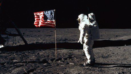 ¿Qué pasó con las banderas que Estados Unidos plantó en la Luna?