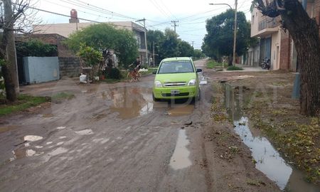 Es calamitoso el barrio, son 60 cuadras, no mucho más, pero necesitamos que esto se muestre y la gente se entere como vive un sector de la ciudad, dijo Alberto. A solo treinta cuadras de Bulevar otro de los vecinos aseguró que la situación que los afecta es una vergüenza. Es calamitoso el barrio, son 60 cuadras, no mucho más, pero necesitamos que esto se muestre y la gente se entere como vive un sector de la ciudad, dijo Alberto. A solo treinta cuadras de Bulevar otro de los vecinos aseguró que la situación que los afecta es una vergüenza.