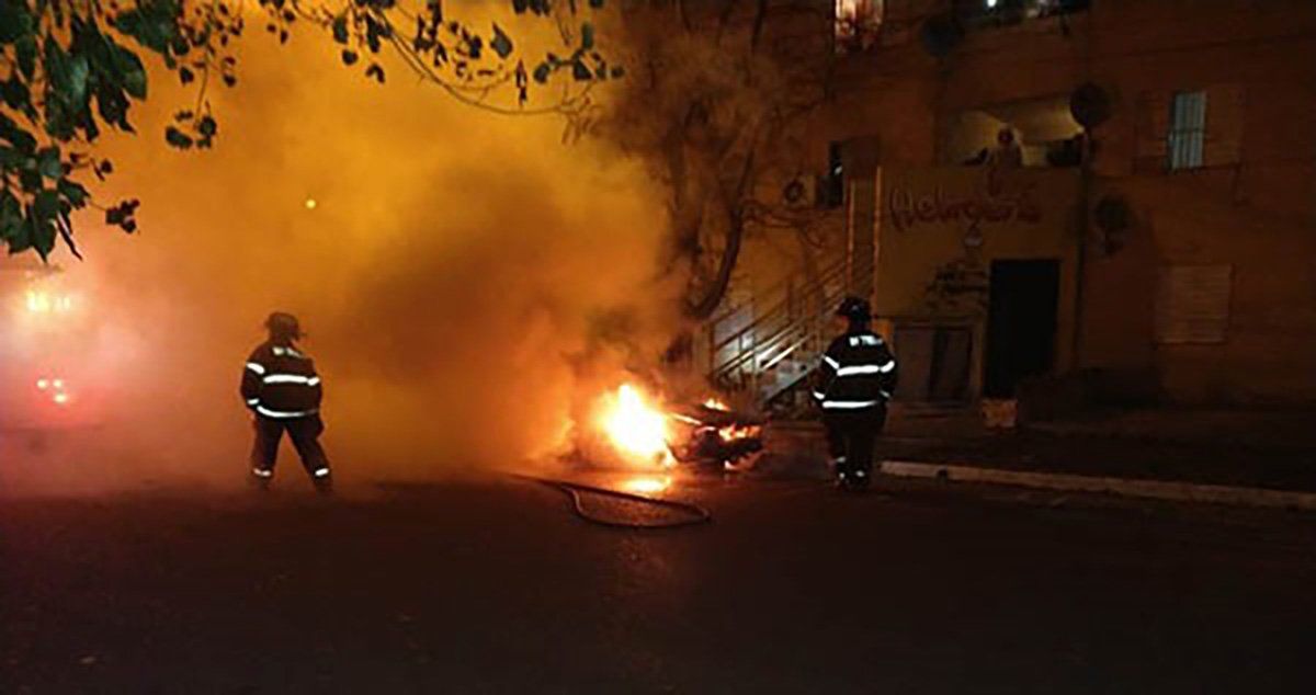 Auto incendiado en Trelew.