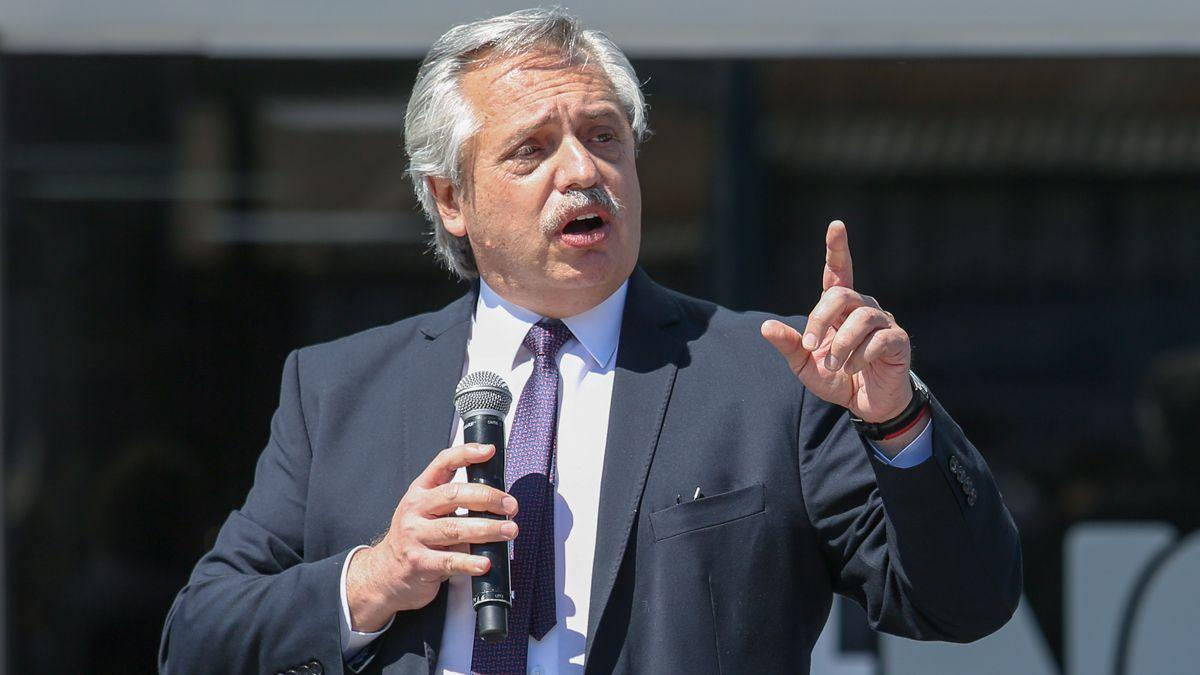 En clara referencia al fallo de la Corte, Fernández apuntó: "Es un tiempo donde hay virus que el ojo humano no ve y ataca la salud, la vida y la economía de los pueblos. Ese es el verdadero problema que tenemos. Lo que hacemos, lo hacemos para cuidar la salud de nuestra gente, contra eso, dicten las sentencias que quieran".