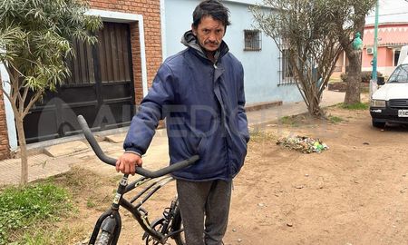 un angel: el gesto de una seguidora de aire con el sereno al que le robaron la bicicleta un angel: el gesto de una seguidora de aire con el sereno al que le robaron la bicicleta