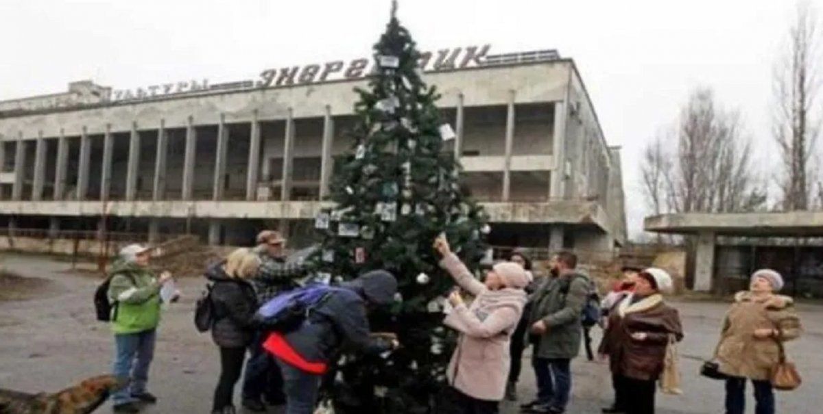 Por primera vez tras la tragedia nuclear levantaron árbol de Navidad cerca de Chernobyl