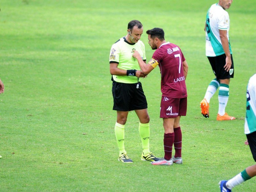 Lautaro Acosta le hace un reclamo a Darío Herrera durante un clásico del sur de Buenos Aires frente a Banfield.