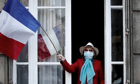 Grupos minoritarios que se oponen a los certificados de vacunación y las restricciones por la pandemia de coronavirus protestaron este sábado en el centro de París. Grupos minoritarios que se oponen a los certificados de vacunación y las restricciones por la pandemia de coronavirus protestaron este sábado en el centro de París.