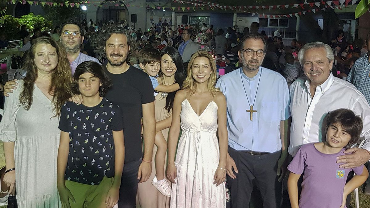 El presidente Alberto Fern&aacute;ndez acompa&ntilde;ado de la primera dama