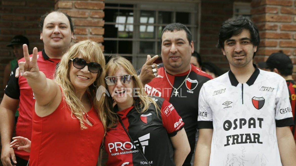 Una caravana multitudinaria acompañó a Colón rumbo al sueño de la Sudamericana