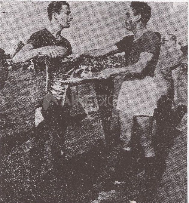 Los capitanes de Colón y Boca entregan sus presentes previo a la realización del match inaugural del Estadio. Los capitanes de Colón y Boca entregan sus presentes previo a la realización del match inaugural del Estadio.