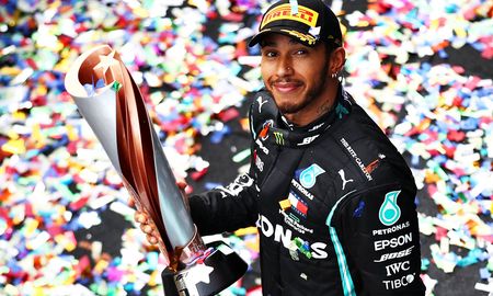 Lewis Hamilton fue nombrado Caballero por la reina Isabel II. Lewis Hamilton fue nombrado Caballero por la reina Isabel II.