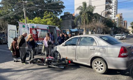 Desvío de tránsito en el sur de la ciudad por un accidente entre una moto y un auto Desvío de tránsito en el sur de la ciudad por un accidente entre una moto y un auto