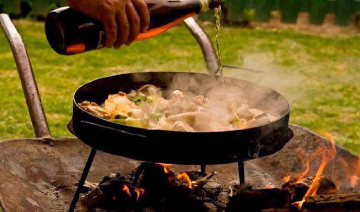 Se le agrega vino blanco para lograr un sabor particular