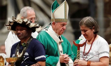 El papa Francisco saluda a participantes del Sínodo de la Amazonía en el Vaticano (Reuters) El papa Francisco saluda a participantes del Sínodo de la Amazonía en el Vaticano (Reuters)