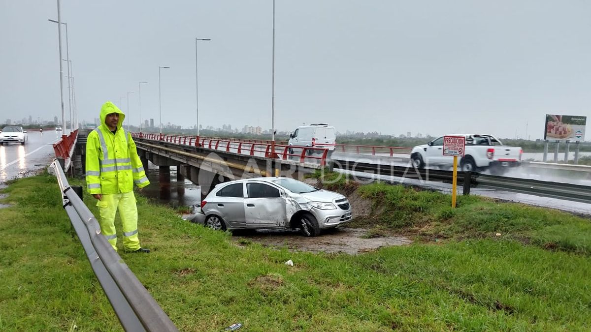Despistó un auto en el ingreso al puente sobre el río Salado en la autopista por la intensa lluvia
