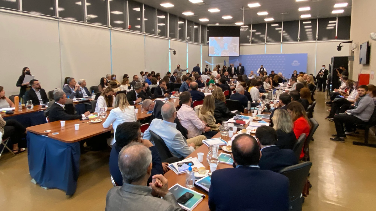 Durante el encuentro de hoy expusieron 18 invitados que argumentaron a favor, en algunos casos, y en contra, en otros.