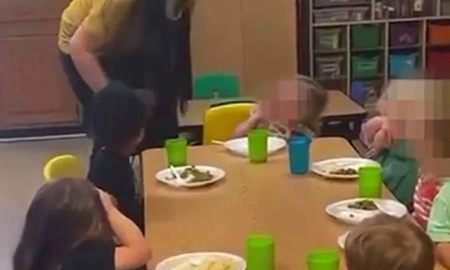 Trabajadora de guardería usó escalofriante máscara y aterrorizó a los niños Trabajadora de guardería usó escalofriante máscara y aterrorizó a los niños