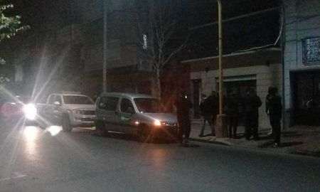 Los jóvenes debieron dejar el lugar ante la llegada de inspectores de la Secretaría de Control de la Municipalidad y agentes de la Guardia de Seguridad Institucional (GSI). Los jóvenes debieron dejar el lugar ante la llegada de inspectores de la Secretaría de Control de la Municipalidad y agentes de la Guardia de Seguridad Institucional (GSI).