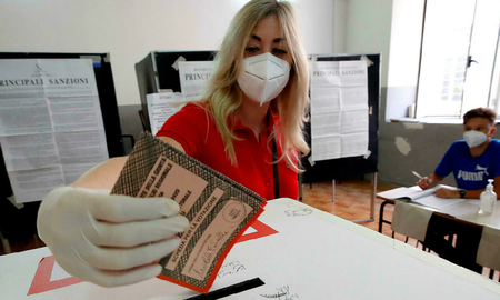 Mattarella habilitó en las últimas horas por decreto que los grandes electores que resulten positivos de coronavirus durante las votaciones o que deban estar con cuarentena podrán votar en un espacio habilitado especialmente en el estacionamiento de via della Missione, en uno de los ingresos de la Cámara Mattarella habilitó en las últimas horas por decreto que los grandes electores que resulten positivos de coronavirus durante las votaciones o que deban estar con cuarentena podrán votar en un espacio habilitado especialmente en el estacionamiento de via della Missione, en uno de los ingresos de la Cámara