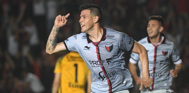 Leonardo Heredia presente en el entrenamiento de Colón