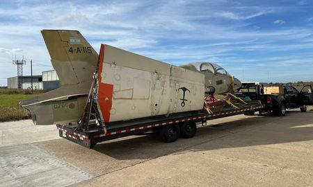 Owen Crippa busca repatriar el avión con el que combatió en la Guerra de Malvinas. Owen Crippa busca repatriar el avión con el que combatió en la Guerra de Malvinas.