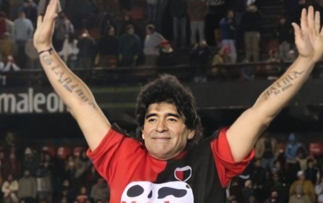 Diego saluda a los presentes en el encuentro a beneficio disputado en la cancha de Col&oacute;n el d&iacute;a 2 de agosto de 2008.