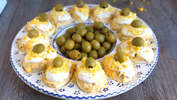 altText(Huevos rellenos de atún: la receta perfecta para celebrar Año Nuevo)}