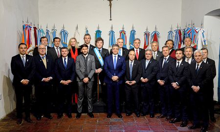 Casi un año más tarde de su conformación, el Consejo de Mayo funcionará por primera vez tras la convocatoria del gobierno de Javier Milei. Casi un año más tarde de su conformación, el Consejo de Mayo funcionará por primera vez tras la convocatoria del gobierno de Javier Milei.