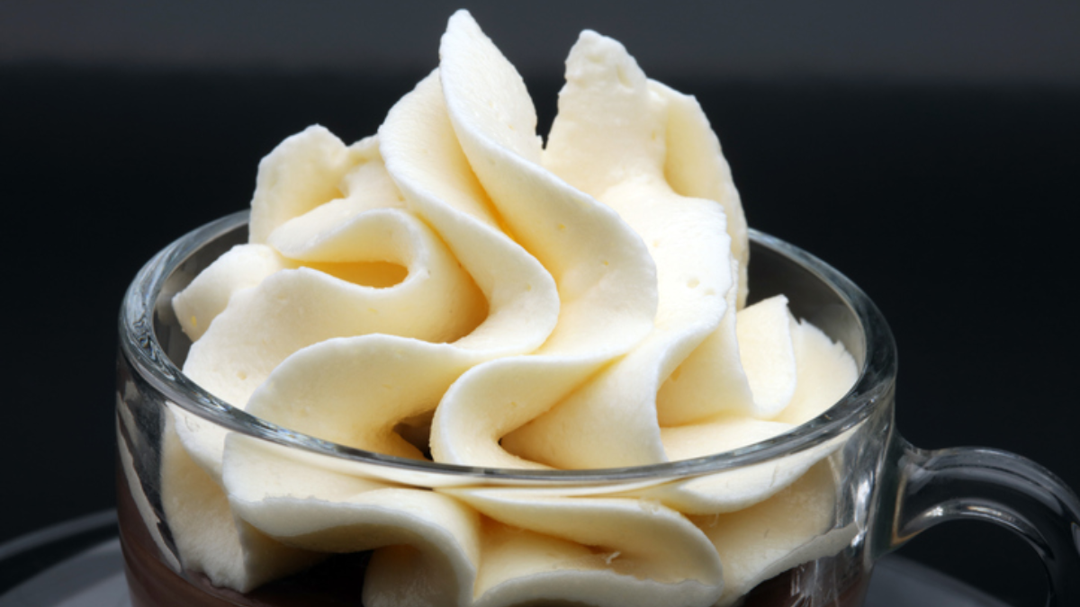 La crema chantilly casera realza cualquier postre. Con esta receta vas a lograr una textura firme, suave y deliciosa, perfecta para tortas, frutas o copas dulces. La crema chantilly casera realza cualquier postre. Con esta receta vas a lograr una textura firme, suave y deliciosa, perfecta para tortas, frutas o copas dulces.