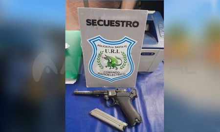 A los tiros en la calle, llegó la policía y les secuestró una pistola 9 mm