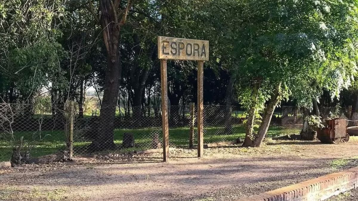 Espora es uno de los pocos pueblos que aún se mantienen en lo desconocido e invitan a vivir un fin de semana relajado. Espora es uno de los pocos pueblos que aún se mantienen en lo desconocido e invitan a vivir un fin de semana relajado.