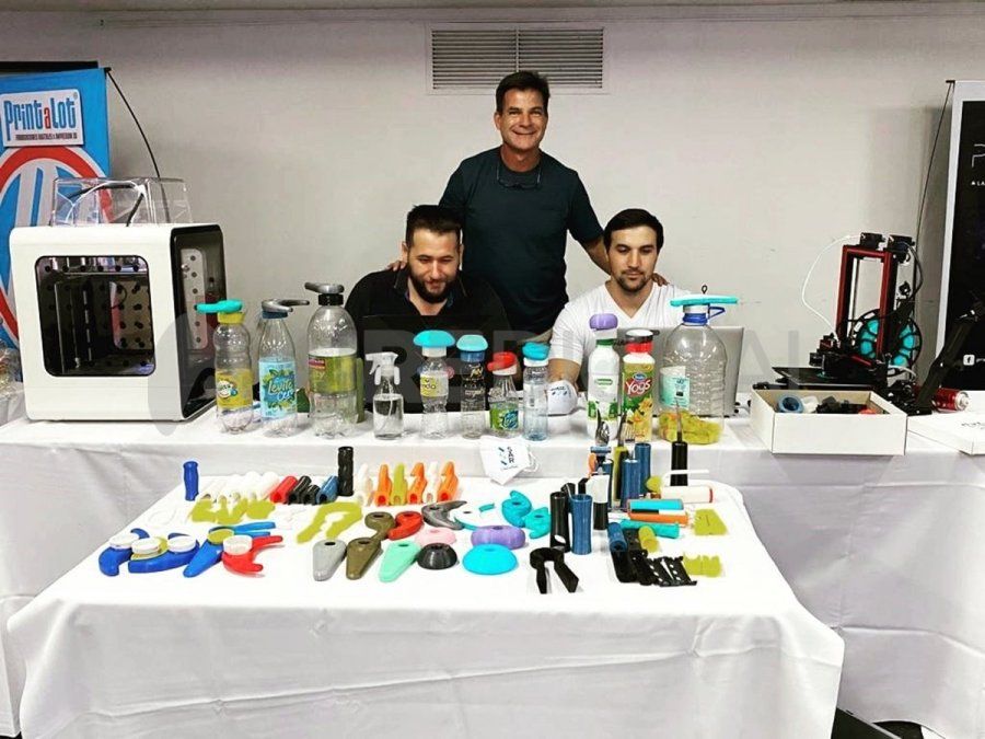 El equipo está integrado por el doctor César Graf, su hijo Tomás Graf y el diseñador Sebastián Palomeque idearon la propuesta para diseñar accesorios 3D y colaborar con personas que sufren enfermedades como reuma, artrosis o discapacidades en las manos.