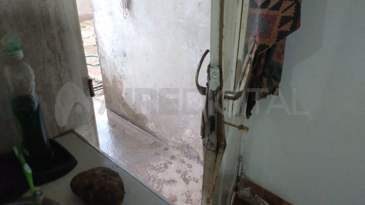 La puerta estaba cerrada con llave y tenía pasadores arriba y abajo; igual pudieron violentarla