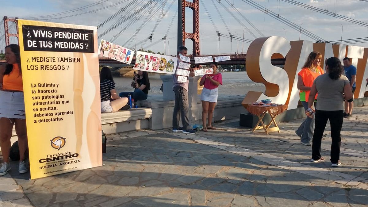 Padres de adolescentes con problemas alimentarios realizaron una caravana por la costanera de Santa Fe
