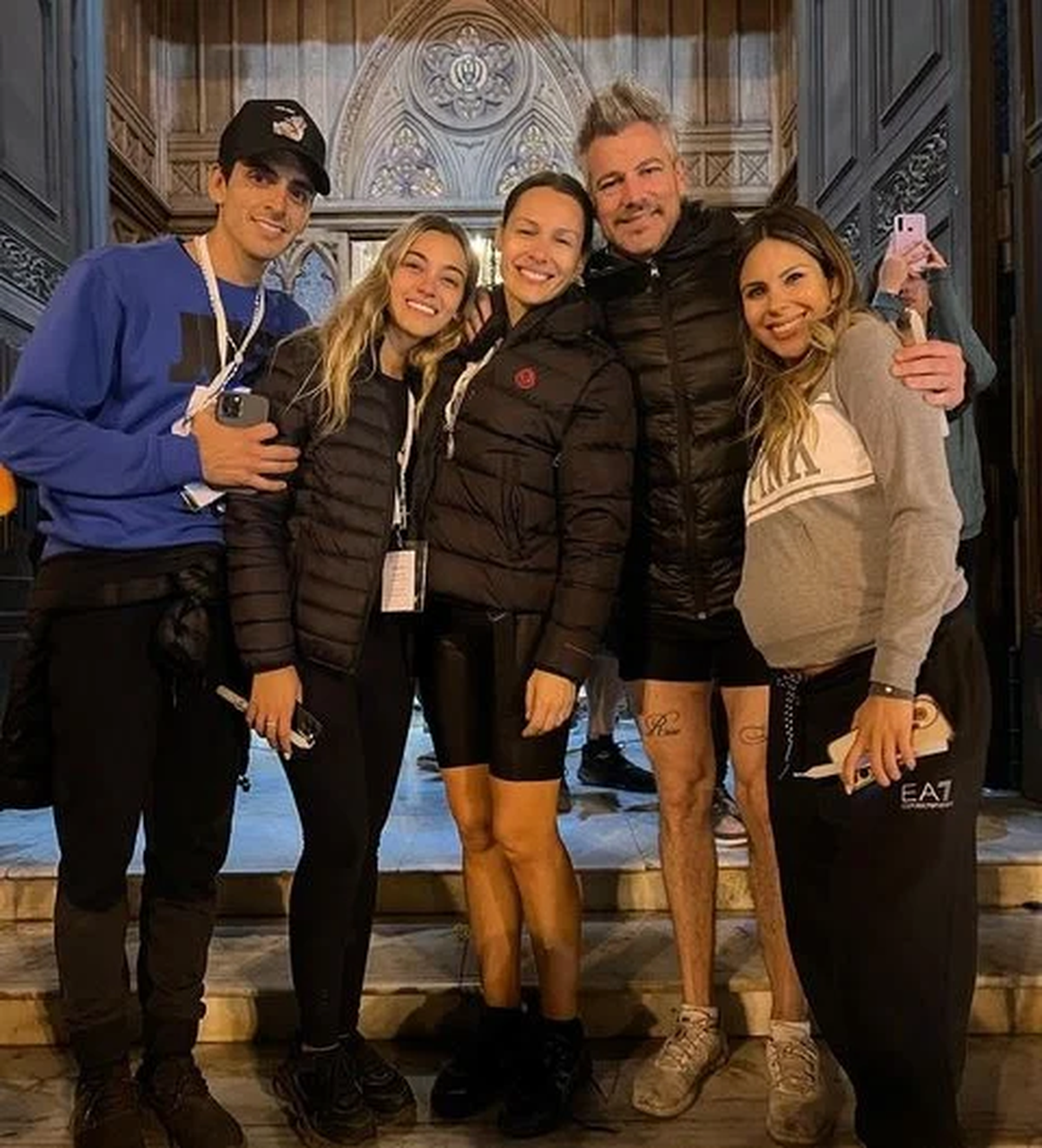 Pampita junto a su mejor amiga Barbie Franco y amigos.